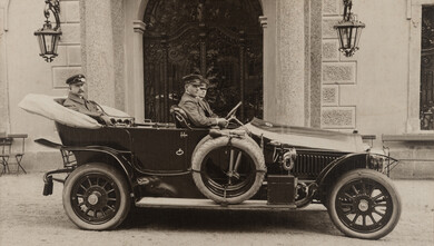 Franz Harrach ve svém automobilu Gräf&Stift před zámkem Velké Meziříčí