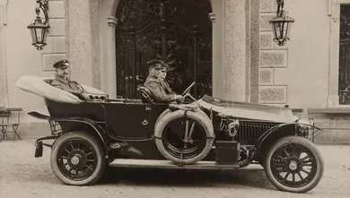 Franz Harrach ve svém automobilu Gräf&Stift před zámkem Velké Meziříčí