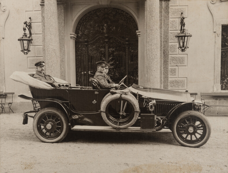 Franz Harrach ve svém automobilu Gräf&Stift před zámkem Velké Meziříčí